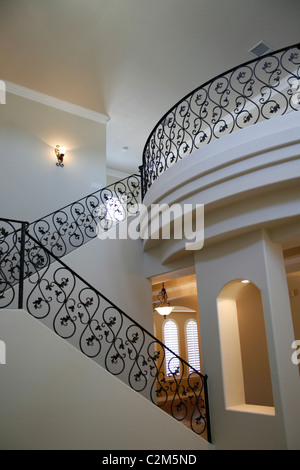 Schmiedeeiserne Geländer auf der Treppe und Dachboden ein neues Zuhause Stockfoto