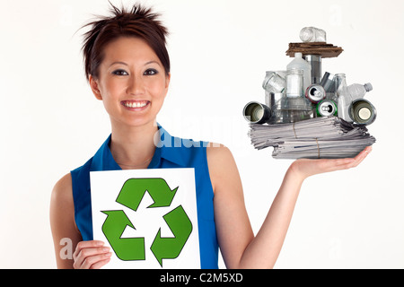 Hübsche Asiatin hält ein Recycle-Zeichen und Wertstoffe Stockfoto
