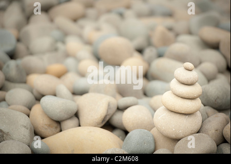 ausgewogene Steinhaufen auf felsigen Strand Hintergrund Stockfoto