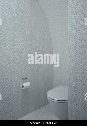 Kanone Ort, Hampstead, 2005. Gestalteten Wohn-Interieur. Toilette mit weißen Tessera Fliesen ausgekleidet. Stockfoto