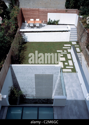 Kanone Ort, Hampstead, 2005. Umgestaltete Wohnprojekt. Garten mit Raise Terrasse zum Essen. Stockfoto