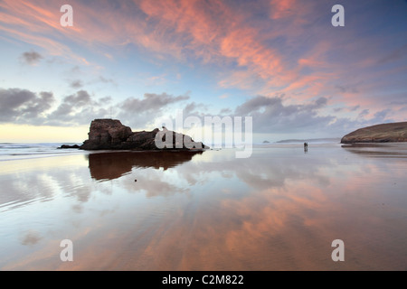 Kapelle Rock an Cornwalls Perranporth Strand bei Sonnenuntergang erfasst Stockfoto