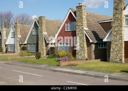 Vorstadtgehäuse, Sunbury on Thames, London. Straße von Einfamilienhäusern. Stockfoto