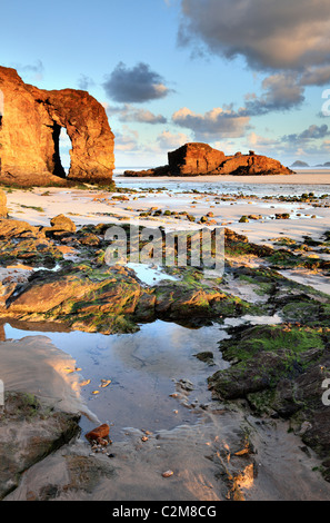 Der Arch und Kapelle Rock auf Perranporth Strand kurz nach Sonnenaufgang eingefangen Stockfoto