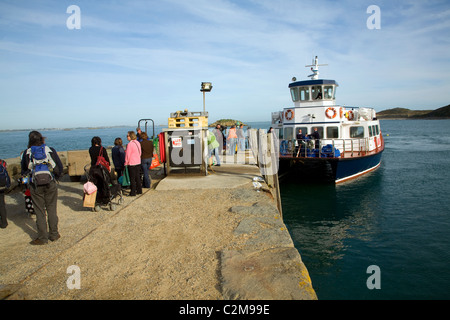 Fähre am Kai Herm Island Kanalinseln Stockfoto