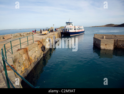 Fähre am Kai Herm Island Kanalinseln Stockfoto