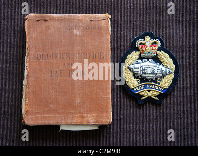 8. Armee Soldaten Service und achten Buch aus dem 2. Weltkrieg und Royal Tank Regiment Blazer Abzeichen Stockfoto