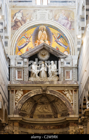 Statuen und Kunstwerke in das Kirchenschiff, der Dom, Pisa, Italien. Stockfoto