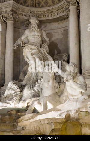 Nahaufnahme der zentralen Statuen, Fontana di Trevi, Rom, Italien. Stockfoto