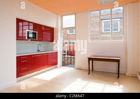 Renovierte kleine leere Büroeinheiten mit Holzböden Stockfoto