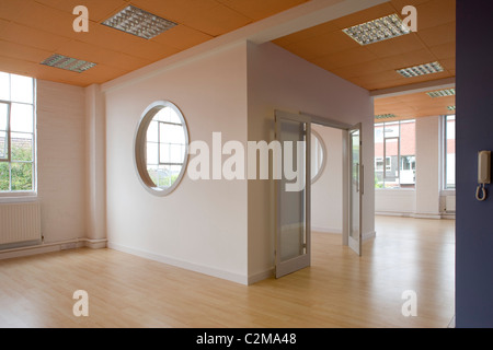 Renovierte kleine leere Büroeinheiten mit Holzböden Stockfoto