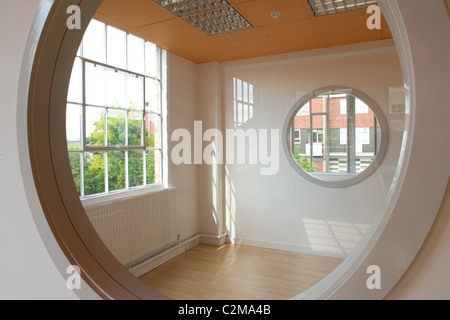 Renovierte kleine leere Büroeinheiten mit Holzböden Stockfoto