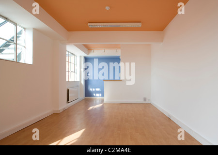 Renovierte kleine leere Büroeinheiten mit Holzböden Stockfoto