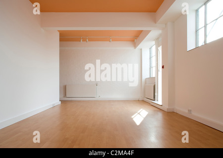 Renovierte kleine leere Büroeinheiten mit Holzböden Stockfoto