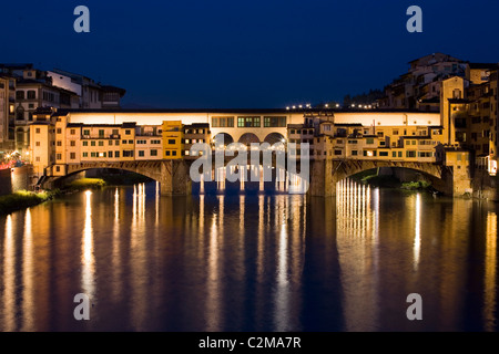 Ponte Vecchio in der Nacht, Florenz, Italien. Stockfoto