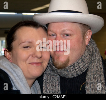 Stilvolle Amerikaner und polnische Frau Alter 34 und 26 am Flughafen warten auf internationalen Flügen. Minneapolis Minnesota MN USA Stockfoto