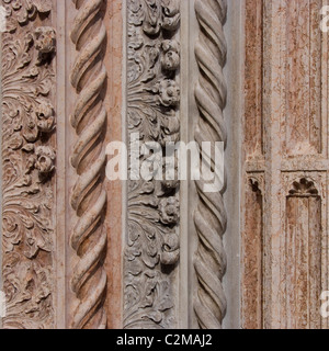 Venedig Architekturdetails. Dekorative Säule, Seite Eingang Frari-Kirche Stockfoto