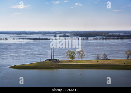 Eine einzelne Person in einem Kajak Paddel in einer sicheren und ruhigen Hafen entlang einer sehr geschwollen Mississippi Fluß. Stockfoto