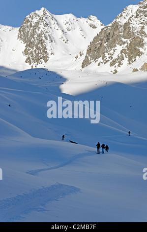 Eine Gruppe von Ski-Tourengeher genießen die Haute Route zwischen Prafleuri Hütte und der Cabane des Dix, Schweiz. Stockfoto