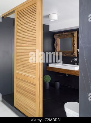 Ein Detail einer modernen, neutral, minimalistische Badezimmer mit