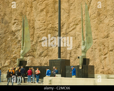 Hoover Staudamm Mit Den Stutzen Der Hoover Dam Bypass Konstruktion Sichtbar Auf Der Nevada Seite Der Colorado River Usa Stockfotografie Alamy