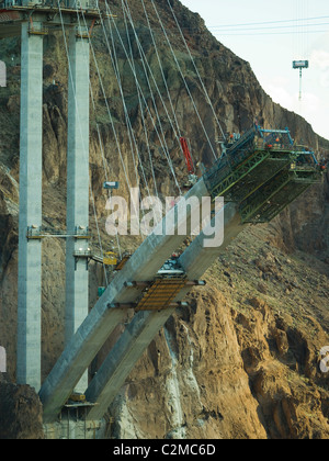 Bauarbeiter auf der Arizona-Seite der neuen Hoover Dam Brücke Stockfoto