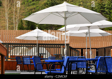 Sonnenschirm und blau Tisch und Stühle im leeren resort Stockfoto