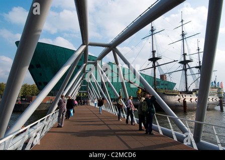 Brücke über den östlichen Dock Nemo, den Niederlanden größte Wissenschaftsmuseum, nur Stockfoto