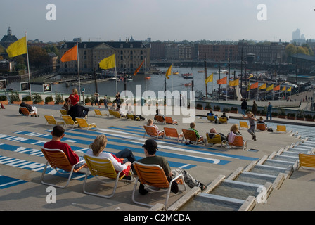 Sonnenbaden auf dem Dach des NEMO, Eastern Docks, Amsterdam. Stockfoto