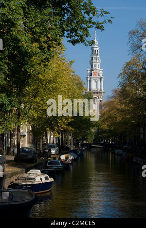 Blick auf den Kanal mit Zuiderkerk (der südlichen Kirche), Amsterdam. Stockfoto