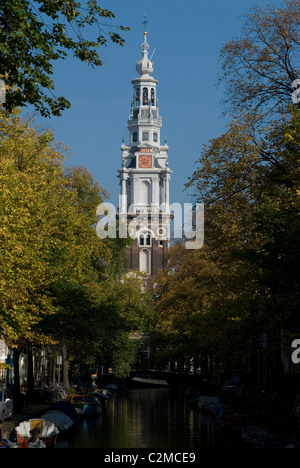 Ansicht mit Zuiderkerk (der südlichen Kirche) in der Ferne, Amsterdam Canal. Stockfoto