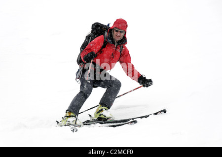 Ein Skifahrer einen kurzen steilen Hang, bei schlechten Sichtverhältnissen, absteigend, beim Skifahren die Haute Route Stockfoto