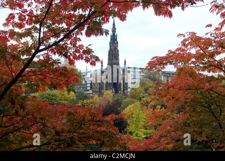 Herbstliche Ansicht von Walter Scott Memorial von Princes Gardens, Edinburgh. Stockfoto