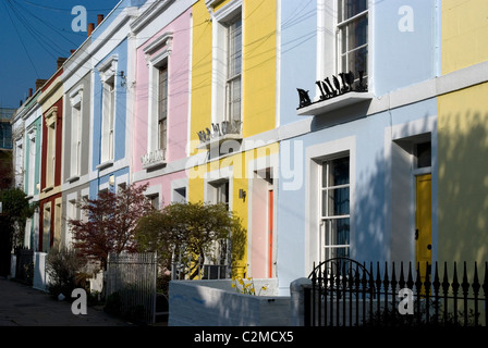 Pastellfarbene Reihenhäuser, Kentish Town, London. Stockfoto