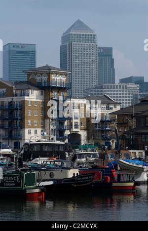 Limehouse Bassin und Boote mit Blick von Canary Wharf, London. Stockfoto