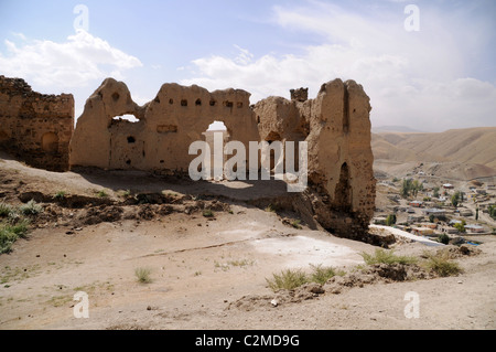 Innenmauern von Hosap Castle, eine osmanische Festung aus dem 17. Jahrhundert im Dorf Guzelsu, in Ostanatolien, im Südosten der Türkei. Stockfoto