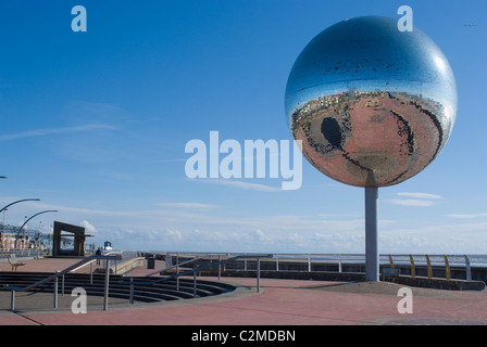 "sie schießen Pferde, nicht wahr?" Die Spiegelkugel an der South Shore Promenade Blackpool. Stockfoto