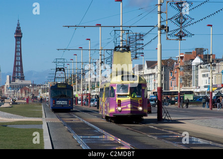 Straßenbahnen an der Promenade mit dem Turm im Hintergrund, Blackpool, Lancashire, England Stockfoto