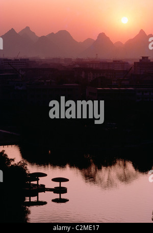 Sonnenuntergang über der Stadt Guilin, China, Dezember 1982 Stockfoto