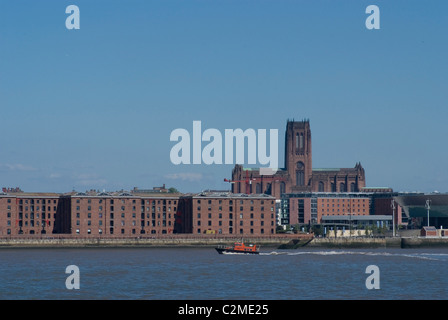 Skyline-Blick auf den renovierten Albert Docks mit Liverpool Kathedrale im Hintergrund, Liverpool, Merseyside, England Stockfoto