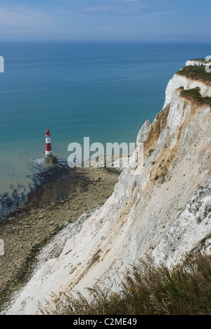 Blick auf den Leuchtturm am Fuße der Klippen weiß (Kreide), Beachy Head, East Sussex, England Stockfoto