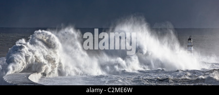 Wellen, die auf Leuchtturm, Seaham, Teesside, England Stockfoto