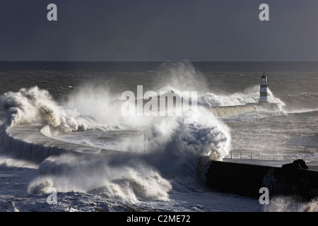 Wellen, die auf Leuchtturm, Seaham, Teesside, England Stockfoto