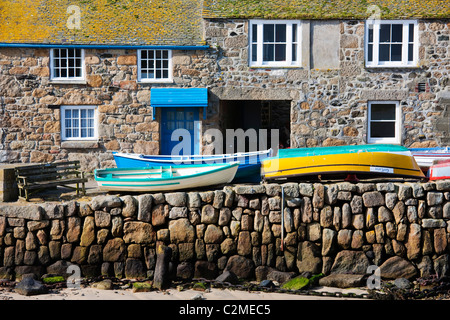 Traditionelle Häuser auf der Hafenpromenade am Mousehole in der Nähe von Endland, Cornwall, England Stockfoto