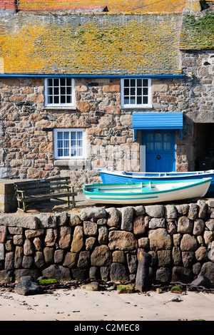 Traditionelle Häuser auf der Hafenpromenade am Mousehole in der Nähe von Endland, Cornwall, England Stockfoto