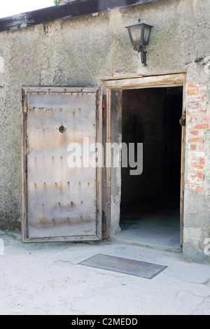 Der hölzerne Eingangstür in die Gaskammern im KZ Auschwitz in Polen, Osteuropa Stockfoto