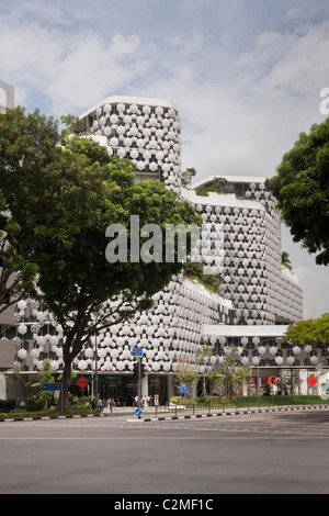 Außenseite des Iluma Einkaufs- und Kinokomplex in Singapur von WOHA Fassade Beleuchtung durch Realitäten vereint. Stockfoto