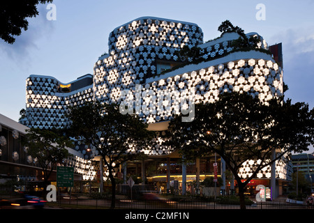 Exterieur des Iluma Einkaufs- und Kinokomplex in Sinagpore von WOHA. Beleuchtung der Fassade durch Realitäten vereint. Abgeschlossene November Stockfoto