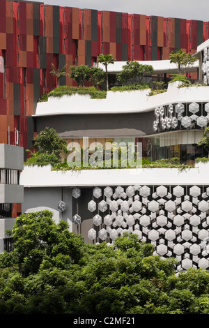 Außenseite des Iluma Einkaufs- und Kinokomplex in Singapur von WOHA Fassade Beleuchtung durch Realitäten vereint. Stockfoto