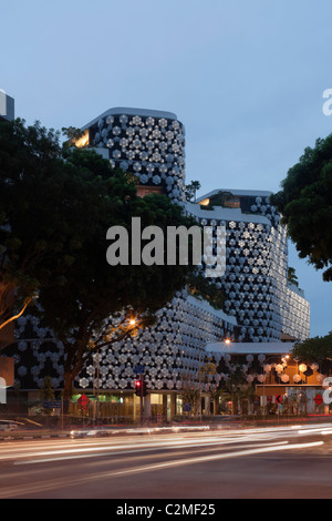 Außenseite des Iluma Einkaufs- und Kinokomplex in Singapur von WOHA Fassade Beleuchtung durch Realitäten vereint. Stockfoto